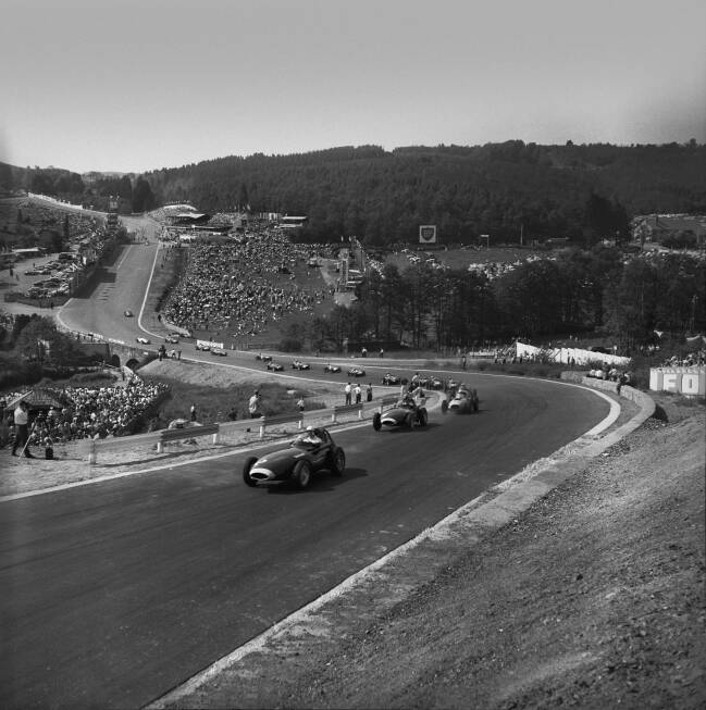 Foto zur News: Der Belgien-Grand-Prix findet zum 60. Mal statt, und zum 48. Mal ist Spa-Francorchamps der Austragungsort. Der Ardennenkurs war erstmals im Jahr 1950 Schauplatz des Rennens, welches mit Ausnahme von 1957, 1959 und 1969 bis 1970 in jedem Jahr dort stattfand. Nach einem Jahr Pause kehrte das Rennen 1972 in Nivelles zurück.