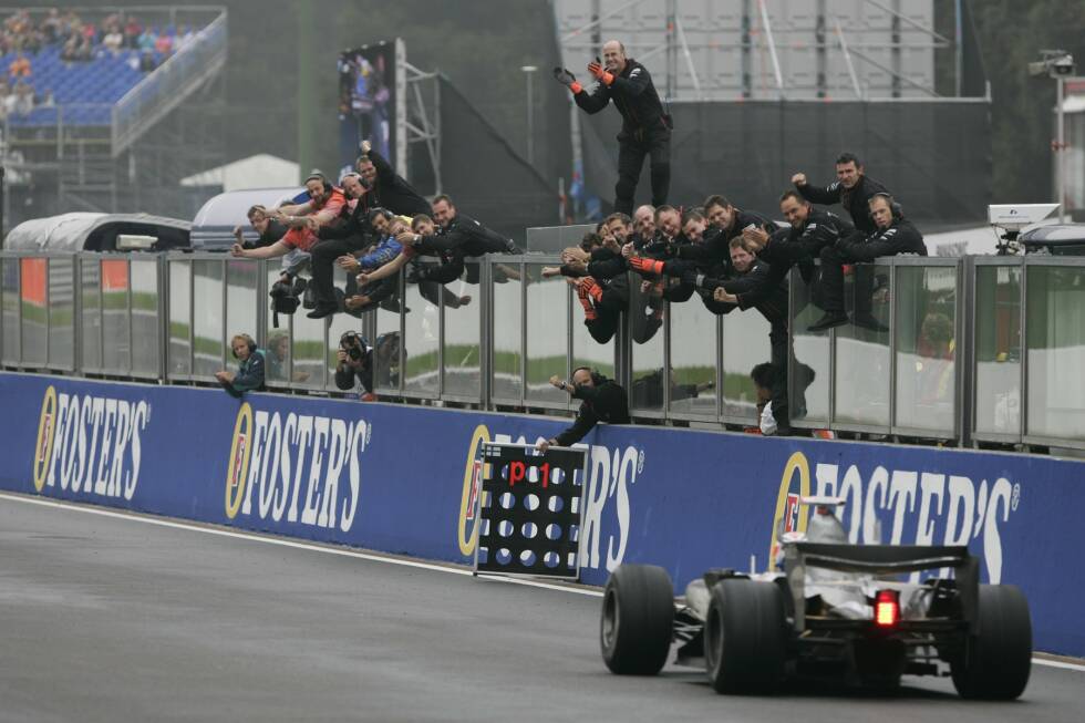 Foto zur News: Räikkönen gewann 2004 und 2005 für McLaren. Der nächste Sieg gelang ihm 2007 auf dem Weg zum WM-Titel am Steuer eines Ferrari. Sein bisher letzter Sieg datiert aus dem Jahr 2009, ebenfalls mit Ferrari.