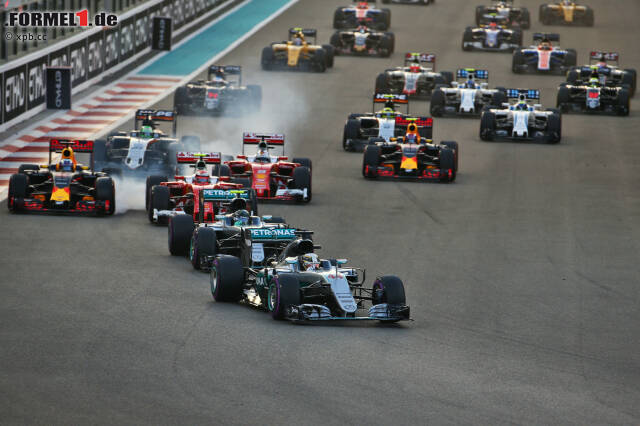 Foto zur News: Start zum letzten Saisonrennen: Polesetter Hamilton kommt am besten weg, Rosberg behauptet den für ihn lebenswichtigen zweiten Platz. Dahinter bremst sich Kimi Räikkönen in der ersten Kurve an Daniel Ricciardo vorbei...
