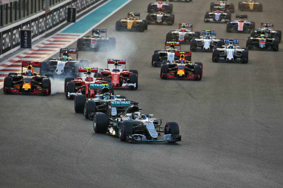 Foto zur News: Start zum letzten Saisonrennen: Polesetter Lewis Hamilton kommt am besten weg, Nico Rosberg behauptet den für ihn lebenswichtigen zweiten Platz. Dahinter bremst sich Kimi Räikkönen in der ersten Kurve an Daniel Ricciardo vorbei...