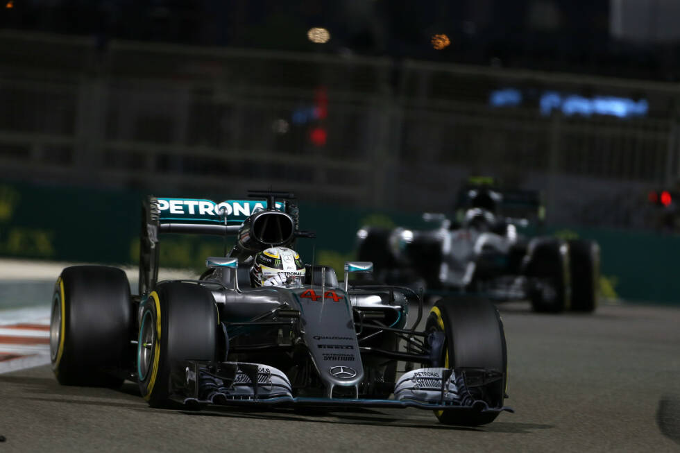 Foto zur News: An der Spitze weiß Hamilton: Ihm hilft der Sieg nichts, wenn Rosberg auf dem Podium landet. Also bremst er bewusst, um Rosberg in Bedrängnis zu bringen. Die ermahnenden Funksprüche des Teams, sogar von oberster Stelle (Technikchef Paddy Lowe), lässt er von sich abprallen.