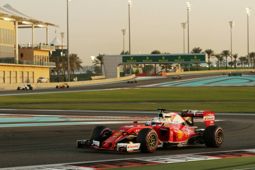 Foto zur News: Vettel wehrt sich am Funk grün und blau über die Ferrari-Strategie, ihn nicht früh an die Box zu holen. Dreht aber groß auf, als er auf Supersofts zum Schlussspurt ansetzt und der Reihe nach Räikkönen und Ricciardo überholt. Plötzlich wittert er sogar eine Mini-Chance auf den Sieg.