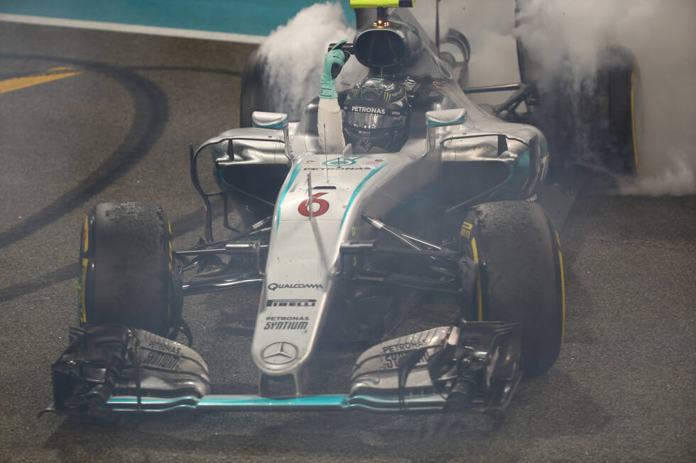 Foto zur News: Rosberg ist&#039;s letztendlich egal: &quot;Habe ich genug Benzin, um ein paar Donuts zu drehen?&quot;, fragt er - und macht einfach. Am Ende hat er zwar weniger Siege als Hamilton auf dem Konto, aber mehr Punkte.
