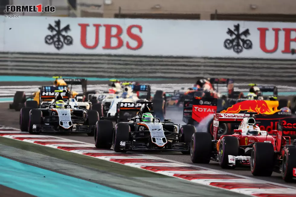 Foto zur News: ... und Max Verstappen geht innen der Platz aus, als er versucht, den Force India von Nico Hülkenberg hinter sich zu halten.