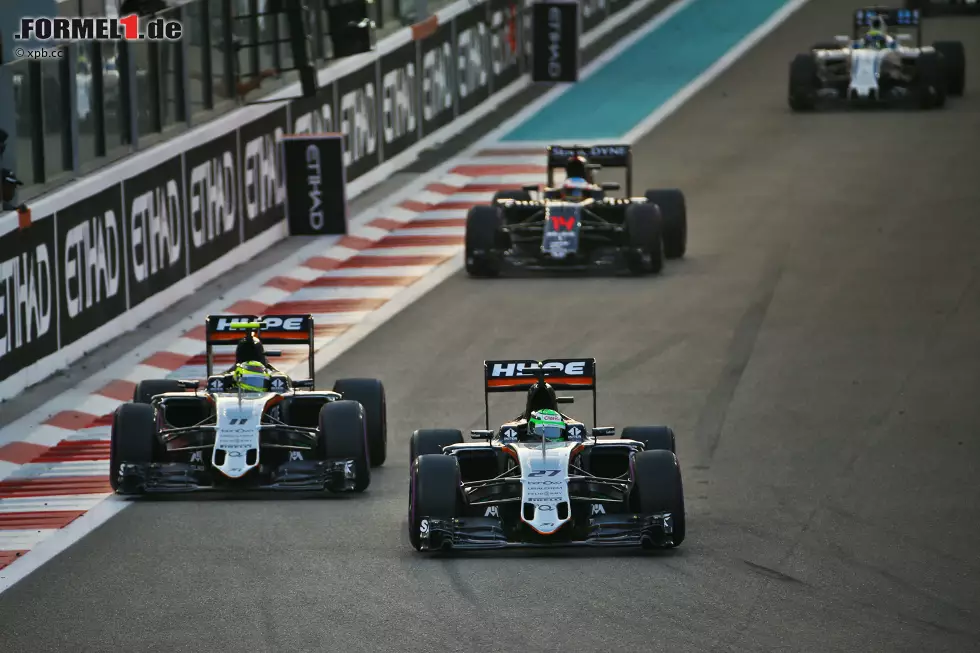 Foto zur News: Hülkenberg lässt sich in der ersten Runde von Teamkollege Sergio Perez überrumpeln, kontert aber in der zweiten. Force India ist in Abu Dhabi ebenso wie in der WM sicher vierte Kraft.