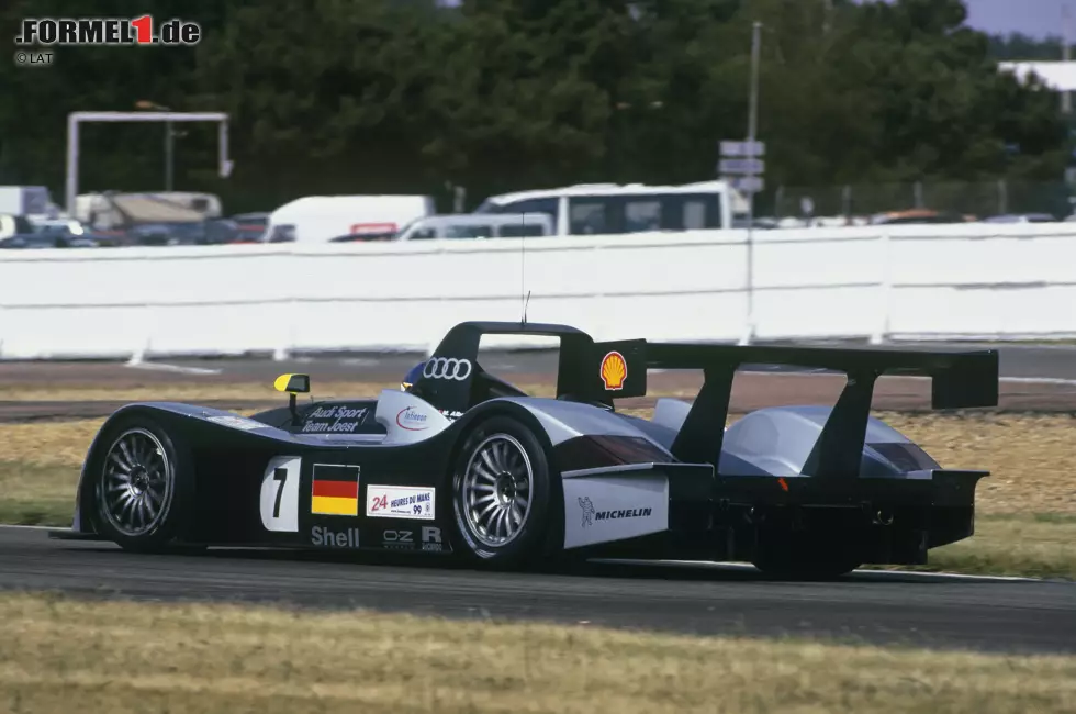 Doch bei Testfahrten mit dem R8 für die Saison 2001 ereignete sich am 25. April ein tragischer Unfall. Auf dem schnellen Lausitzring-Testgelände führte ein schleichender Plattfuß zum Abheben des Fahrzeuges. Alboreto verstarb an der Unfallstelle. Er hinterließ seine Ehefrau und zwei Töchter. Foto zur News: Doch bei Testfahrten mit dem R8 für die Saison 2001 ereignete sich am 25. April ein tragischer Unfall. Auf dem schnellen Lausitzring-Testgelände führte ein schleichender Plattfuß zum Abheben des Fahrzeuges. Alboreto verstarb an der Unfallstelle. Er hinterließ seine Ehefrau und zwei Töchter.