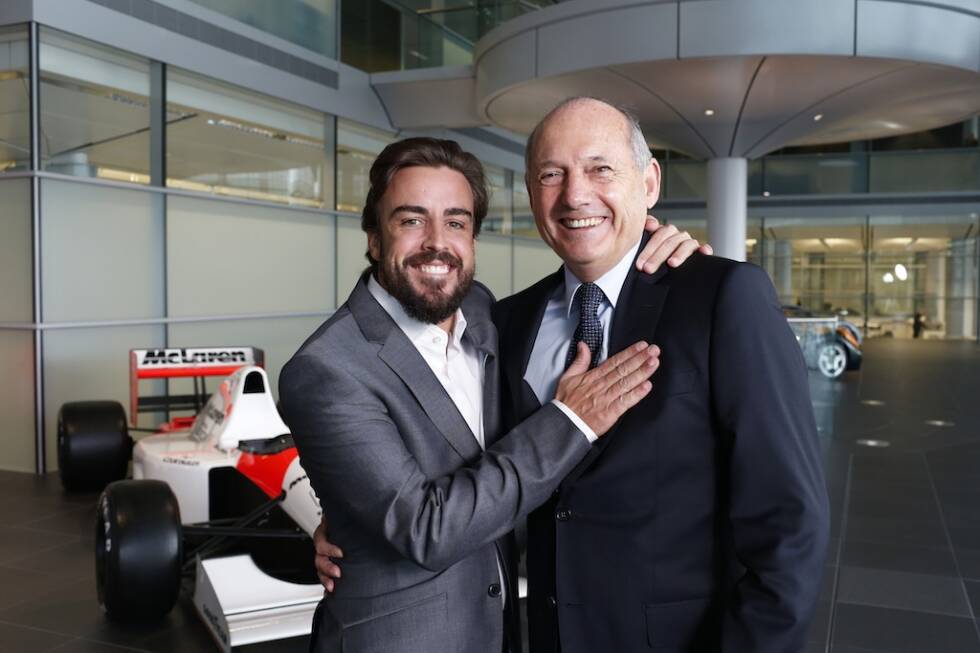 Foto zur News: Im November 2014 die Sensation: Nach dem Knall bei Ferrari, einer monatelangen Hängepartie sowie Spekulationen um ein Karriereende und ein Sabbatjahr unterschreibt Alonso bei McLaren wieder einen Zweijahres-Vertrag in Woking. Honda soll an Finanzierung und Durchsetzung nicht unbeteiligt gewesen sein.