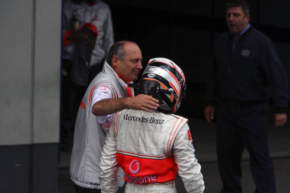 Foto zur News: Was McLaren letztlich den Titel kostet und Kimi Räikkönen den Weg ebnet, führt intern zum Eklat: Alonso und Hamilton sollen nicht mehr miteinander reden. Es kommt noch dicker: Die FIA findet heraus, dass McLaren-Mitarbeiter - darunter Alonso und Tester Pedro de la Rosa - vertrauliche Ferrari-Unterlagen besitzen. &quot;Spygate&quot; ist geboren.