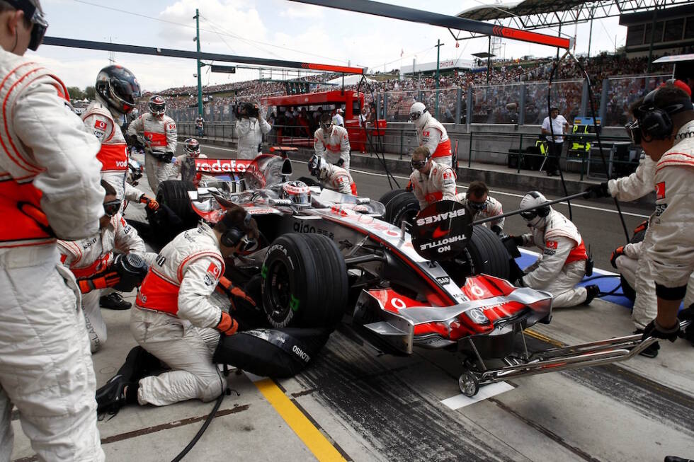 Foto zur News: Alonso blockiert Hamilton an der Box, damit er seine zweite schnelle Runde nicht fahren kann - nachdem der Brite ihm zuvor auf der Strecke keine Vorfahrt gewährt hatte. Alonso profitiert und schnappt ihm die Pole-Position weg, doch die FIA schreitet ein: fünf Plätze Rückversetzung und 15 Punkte Abzug in der Konstrukteurs-WM.