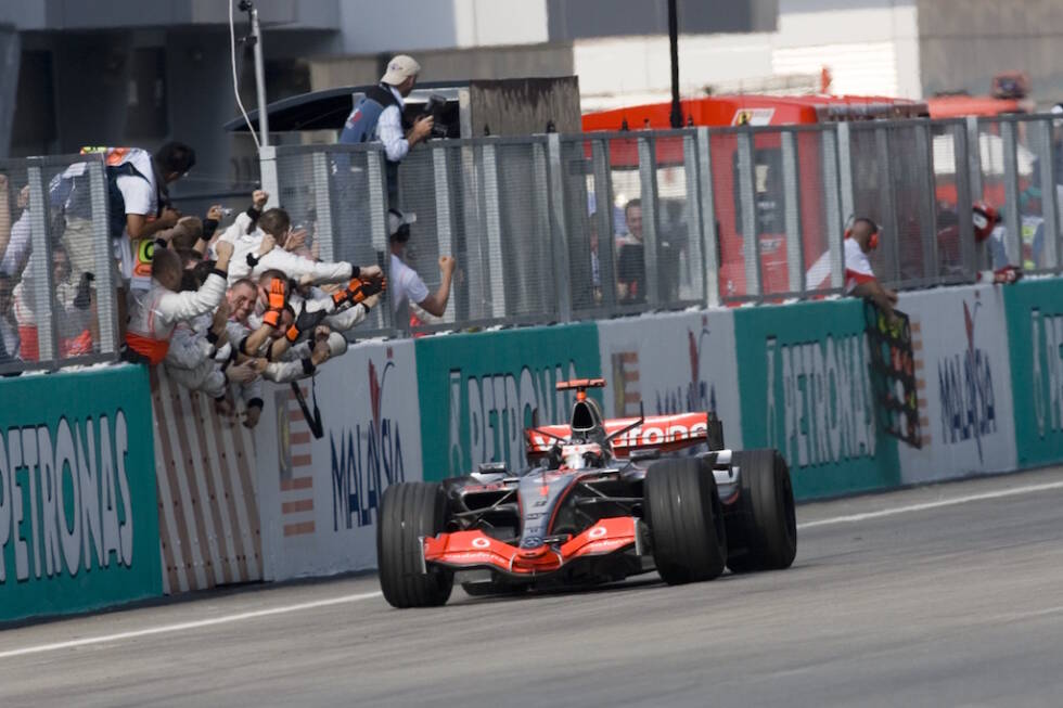 Foto zur News: Zunächst ist alles in Butter: Beim Malaysia-Grand-Prix in Sepang landet Alonso den ersten Sieg im McLaren und wiederholt das Kunststück in Monaco und am Nürburgring. Er scheint auf WM-Kurs zu liegen, als das Stallduell mit dem Rookie zu köcheln beginnt und im Qualifying in Budapest explodiert.