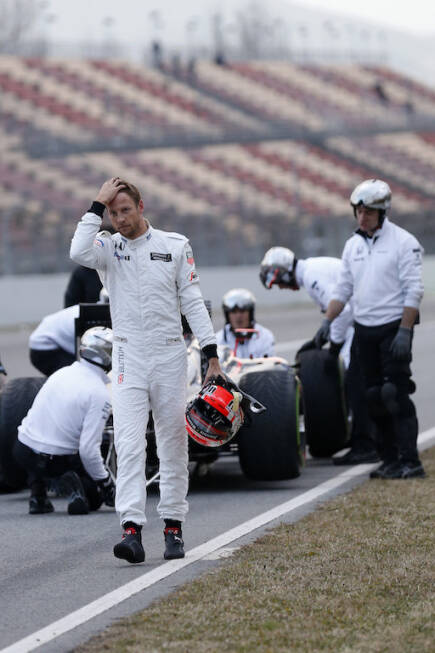 Foto zur News: Die Ursachen beschäftigen die Formel 1 noch lange: Von einer Windböe ist die Rede, auch über eine gebrochene Lenkung wird spekuliert. Dass ein Elektroschock des Honda-Hybridsystems für seine Bewusstlosigkeit gesorgt hätte, hält sich hartnäckig. Wieder ermittelt die FIA. Auch sonst die Tests für McLaren eine Katastrophe.