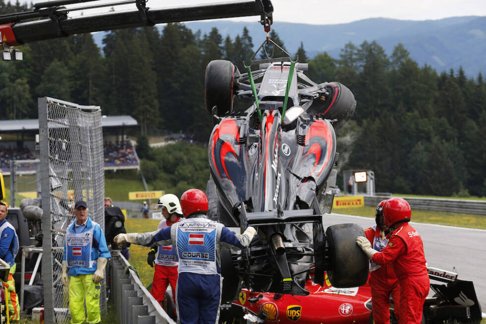 Foto zur News: Der nächste Unfall in Spielberg: Alonso geht in Runde eins fliegen und hat die Nase voll von der Saison 2016. Mittlerweile häufen sich die Antriebsstrafen und das Team startet ständig von hinten, dazu gibt es auch noch in den Rennen Kompensationsstrafen.