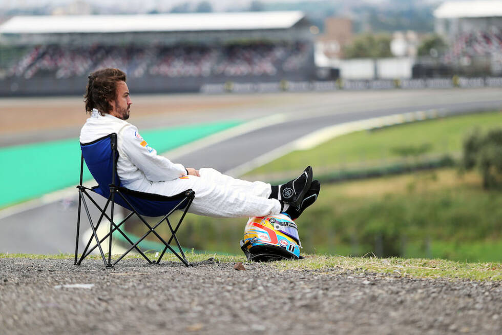 Foto zur News: In den USA fährt Alonso nach Wetterkapriolen &quot;eines der besten Rennen seines Lebens&quot;, doch der McLaren ist und bleibt eine Krücke. In Mexiko dreht er nur eine Showrunde am Sonntag, weil der Antrieb wieder defekt ist, in Brasilien streikt der Wagen im Qualifying: Alonso setzt sich auf einen Campingstuhl und genießt die Sonne.