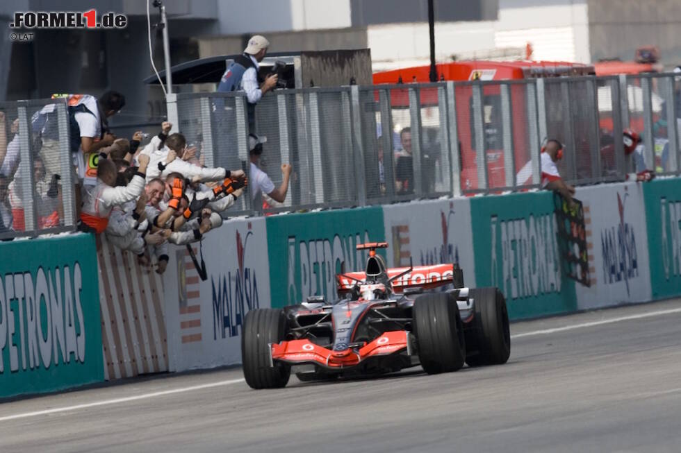 Foto zur News: Zunächst ist alles in Butter: Beim Malaysia-Grand-Prix in Sepang landet Alonso den ersten Sieg im McLaren und wiederholt das Kunststück in Monaco und am Nürburgring. Er scheint auf WM-Kurs zu liegen, als das Stallduell mit dem Rookie zu köcheln beginnt und im Qualifying in Budapest explodiert.