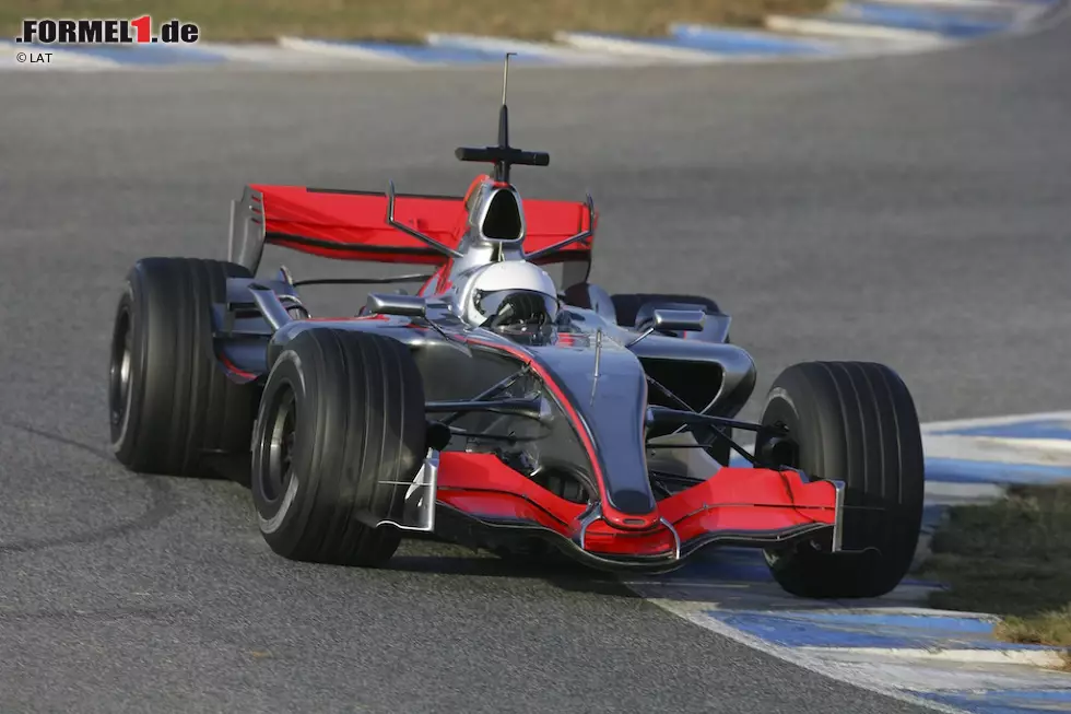 Foto zur News: Obwohl er noch ein Jahr Vertrag im Renault-Werksteam hat, gibt der Spanier Ende 2005 als frisch gebackener Weltmeister bekannt, sich 2007 McLaren anzuschließen. Ein Jahr später gewährt ihm Intimus Flavio Briatore, zwölf Tage vor dem Auslaufen des Kontrakts für den neuen Arbeitgeber zu testen - mit neutralem Equipment.