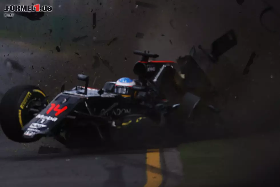 Trotz dezenter Performance-Verbesserungen kommt der jüngster Tiefpunkt 2016: Im Auftaktrennen in Australien begeht Alonso einen Fahrfehler, kracht Esteban Gutierrez ins Heck und zerstört seinen McLaren. Ein Pneumothorax führt dazu, dass er den Lauf in Bahrain auslassen muss. Fortsetzung folgt... Foto zur News: Trotz dezenter Performance-Verbesserungen kommt der jüngster Tiefpunkt 2016: Im Auftaktrennen in Australien begeht Alonso einen Fahrfehler, kracht Esteban Gutierrez ins Heck und zerstört seinen McLaren. Ein Pneumothorax führt dazu, dass er den Lauf in Bahrain auslassen muss. Fortsetzung folgt...