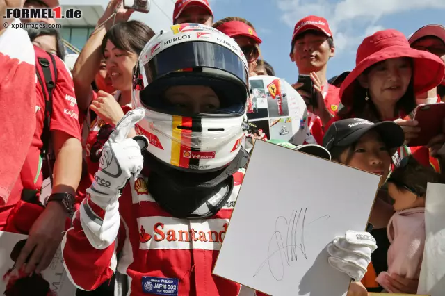 Foto zur News: Jahr für Jahr wird klar: Die verrücktesten Formel-1-Fans sind in Japan zu Hause. Sie scheuen keine Kosten und Mühen, um sich für ihre Stars in Schale zu schmeißen. Besonders beeindruckend ist, wie aufwendig die Verkleidungen und Kostüme sind und wie viel Liebe zum Detail drinsteckt...