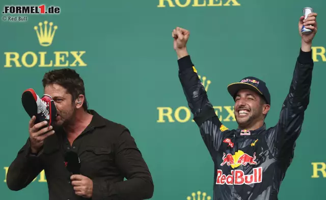 Foto zur News: Bessere Werbung für Red Bull in den USA könnte sich Dietrich Mateschitz gar nicht wünschen. "Ich hasse dich", flucht Gerald Butler, als ihn Daniel Ricciardo unter frenetischem Jubel des Publikums zum "Shoey" bittet. Butler trinkt keinen Alkohol, also muss Red Bull in den verschwitzten Puma-Schuh. "Tasty", findet der Hollywood-Star.