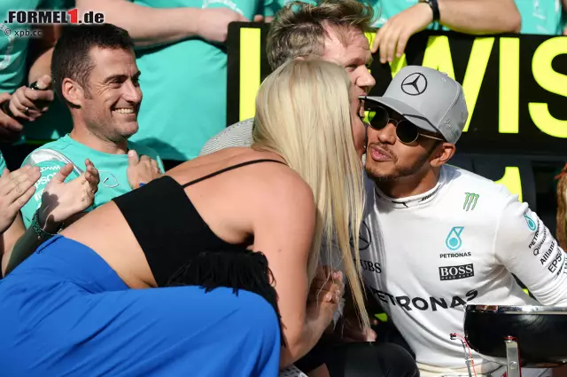 Foto zur News: Schöne Frauen schart Sieger Lewis Hamilton gern um sich. Zum Beispiel Ski-Ass Lindsey Vonn, die extra den Weltcup-Auftakt in Sölden abgesagt hat, um ihr Buch zu promoten und mit dem Mercedes-Star vor Austin ihren 32. Geburtstag feiern zu können. Ins Beuteschema würde Hamilton passen. Davor war Vonn mit Tiger Woods liiert.