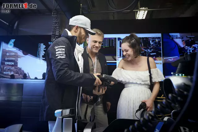 ... oder die Hollywood-Stars Christoph Waltz und Rose Salazar, denen er in aller Ruhe sein Lenkrad erklärt, bevor er seine Arbeit aufnimmt. "Ich bin kein Computerspiel-Mensch, aber ich glaube, man muss es sein, um sich damit zurechtzufinden", staunt Waltz und gibt zu: "Meine Hände sind für schnelle Autos nicht kompetent." Foto zur News: ... oder die Hollywood-Stars Christoph Waltz und Rose Salazar, denen er in aller Ruhe sein Lenkrad erklärt, bevor er seine Arbeit aufnimmt. "Ich bin kein Computerspiel-Mensch, aber ich glaube, man muss es sein, um sich damit zurechtzufinden", staunt Waltz und gibt zu: "Meine Hände sind für schnelle Autos nicht kompetent."