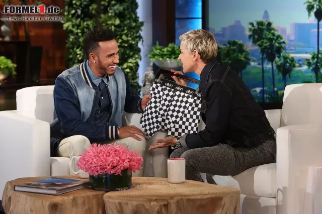 Popularitäts-Pluspunkte sammelt Hamilton vor dem Rennwochenende mit seinem Auftritt bei Talkshow-Legende Ellen DeGeneres. Die staunt über die körperlichen Vorzüge des 31-Jährigen, und über dessen Anekdoten. Zum Beispiel, dass "Schumi" immer ins Auto gepinkelt hat. Muss man wissen. Foto zur News: Popularitäts-Pluspunkte sammelt Hamilton vor dem Rennwochenende mit seinem Auftritt bei Talkshow-Legende Ellen DeGeneres. Die staunt über die körperlichen Vorzüge des 31-Jährigen, und über dessen Anekdoten. Zum Beispiel, dass "Schumi" immer ins Auto gepinkelt hat. Muss man wissen.