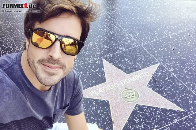 Auf den Spuren seines berühmten Freundes Placido Domingo auf dem Hollywood-Boulevard: Fernando Alonso macht vor dem US-Grand-Prix einen Abstecher nach Los Angeles... Foto zur News: Auf den Spuren seines berühmten Freundes Placido Domingo auf dem Hollywood-Boulevard: Fernando Alonso macht vor dem US-Grand-Prix einen Abstecher nach Los Angeles...