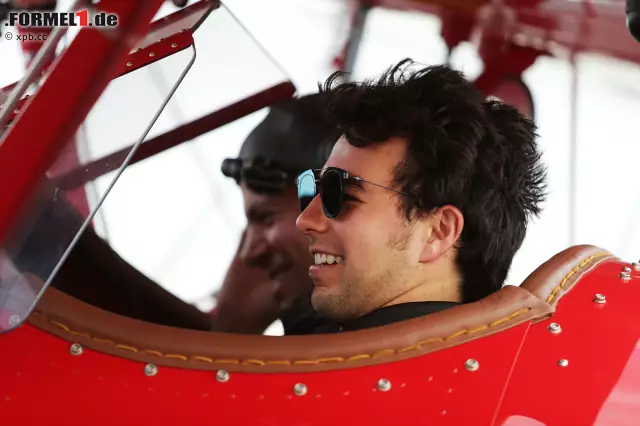 Über den Wolken: TV-Reporter Ted Kravitz, stolz auf seinen Pilotenschein, lädt Sergio Perez zum Interview im Old-Style-Flieger ein. Die beiden drehen in der Luft eine Runde auf dem Circuit of The Americas. Foto zur News: Über den Wolken: TV-Reporter Ted Kravitz, stolz auf seinen Pilotenschein, lädt Sergio Perez zum Interview im Old-Style-Flieger ein. Die beiden drehen in der Luft eine Runde auf dem Circuit of The Americas.