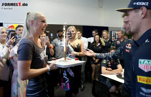 Vorgefeiert wurde mit Hamilton, aber nachdem sie mit Helmsponsor Red Bull Ski fährt, muss Lindsey Vonn natürlich auch bei ihrem Arbeitgeber auf einen Sprung vorbeischauen. Die Torte zum 32. gibt's von Daniel Ricciardo und Max Verstappen höchstpersönlich. Foto zur News: Vorgefeiert wurde mit Hamilton, aber nachdem sie mit Helmsponsor Red Bull Ski fährt, muss Lindsey Vonn natürlich auch bei ihrem Arbeitgeber auf einen Sprung vorbeischauen. Die Torte zum 32. gibt's von Daniel Ricciardo und Max Verstappen höchstpersönlich.
