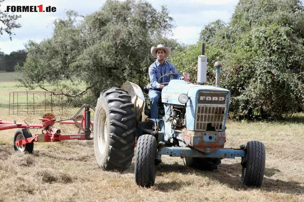 Ganz bodenständig mag's Farmer-Boy Daniel Ricciardo, der den texanischen Slang das ganze Wochenende in seinen Interviews mitschleppt. Sollte das mit der Formel-1-Karriere nichts werden, könnte er sich immer noch auf einer Ranch bewerben. Oder als Model für den Jungbauernkalender. Foto zur News: Ganz bodenständig mag's Farmer-Boy Daniel Ricciardo, der den texanischen Slang das ganze Wochenende in seinen Interviews mitschleppt. Sollte das mit der Formel-1-Karriere nichts werden, könnte er sich immer noch auf einer Ranch bewerben. Oder als Model für den Jungbauernkalender.