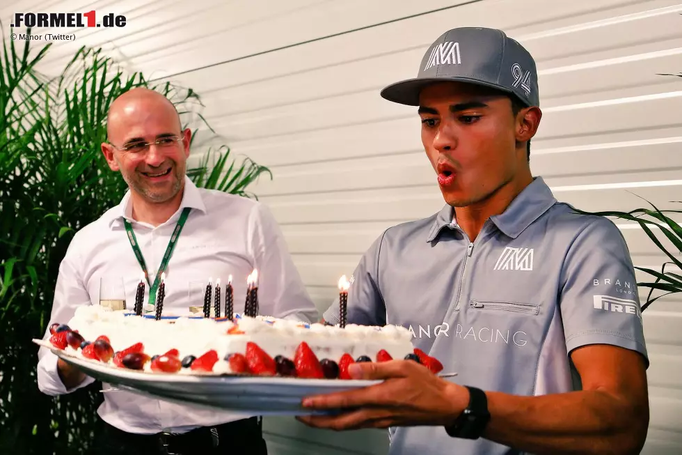 Zehn Jahre jünger, aber auch Geburtstagskind ist Pascal Wehrlein. Für ihn gibt's die Torte aus den Händen von Manor-Manager Thomas Meyer. Gut möglich übrigens, dass Wehrlein ein weiteres Jahr im Team bleibt. Wenn nämlich Esteban Ocon nicht zu Renault geht und stattdessen bei Force India andockt. Foto zur News: Zehn Jahre jünger, aber auch Geburtstagskind ist Pascal Wehrlein. Für ihn gibt's die Torte aus den Händen von Manor-Manager Thomas Meyer. Gut möglich übrigens, dass Wehrlein ein weiteres Jahr im Team bleibt. Wenn nämlich Esteban Ocon nicht zu Renault geht und stattdessen bei Force India andockt.