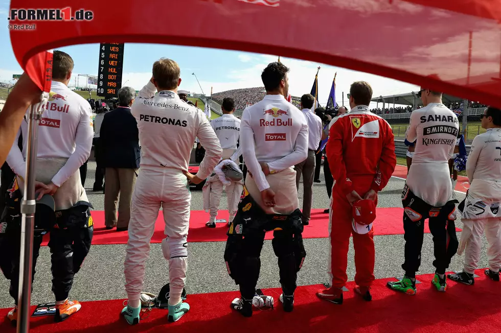 Warum Lewis Hamilton bei der US-Nationalhymne nicht mit allen anderen Fahrern in einer Reihe steht, sondern an vorderster Front neben Bernie Ecclestone, kann uns nicht einmal die Mercedes-PR-Abteilung schlüssig beantworten. Wir vermuten: ein Sonderprivileg für den Vorjahressieger. Foto zur News: Warum Lewis Hamilton bei der US-Nationalhymne nicht mit allen anderen Fahrern in einer Reihe steht, sondern an vorderster Front neben Bernie Ecclestone, kann uns nicht einmal die Mercedes-PR-Abteilung schlüssig beantworten. Wir vermuten: ein Sonderprivileg für den Vorjahressieger.