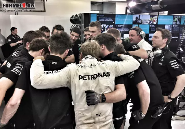 Foto zur News: Es ist (schon wieder) das Wochenende des Nico Rosberg: Bereits am Freitag schwört er das Mercedes-Team auf sich ein - und dominiert Lewis Hamilton in allen Trainings. Mit Ausnahme des Qualifyings, in dem 77 Tausendstelsekunden fehlen.