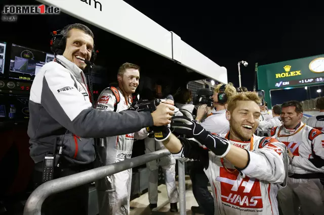 Das Haas-Team lebt den "American Dream": Sechster Platz in Australien, fünfter in Bahrain, mittendrin im Konzert der Großen. Romain Grosjean jubelt: "Das ist verrückt, völlig verrückt!" Und Technikchef Günther Steiner (links) kann sein Dauergrinsen nicht mehr verbergen. Foto zur News: Das Haas-Team lebt den "American Dream": Sechster Platz in Australien, fünfter in Bahrain, mittendrin im Konzert der Großen. Romain Grosjean jubelt: "Das ist verrückt, völlig verrückt!" Und Technikchef Günther Steiner (links) kann sein Dauergrinsen nicht mehr verbergen.