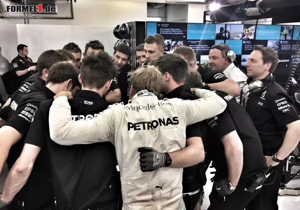 Foto zur News: Es ist (schon wieder) das Wochenende des Nico Rosberg: Bereits am Freitag schwört er das Mercedes-Team auf sich ein - und dominiert Lewis Hamilton in allen Trainings. Mit Ausnahme des Qualifyings, in dem 77 Tausendstelsekunden fehlen.