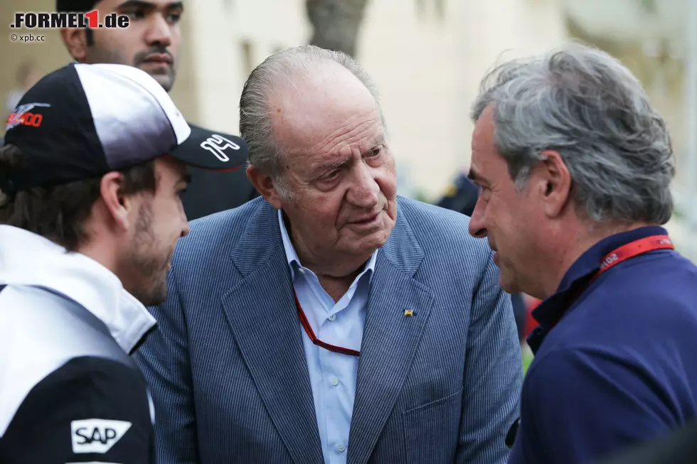 Spaniens ehemaliger König Juan Carlos scheint in der Rente viel Freizeit zu haben und reist derzeit mit dem Formel-1-Tross um die Welt. Hier im Gespräch mit Fernando Alonso und Rallye-Legende Carlos Sainz, dem Vater des gleichnamigen Toro-Rosso-Fahrers. Foto zur News: Spaniens ehemaliger König Juan Carlos scheint in der Rente viel Freizeit zu haben und reist derzeit mit dem Formel-1-Tross um die Welt. Hier im Gespräch mit Fernando Alonso und Rallye-Legende Carlos Sainz, dem Vater des gleichnamigen Toro-Rosso-Fahrers.