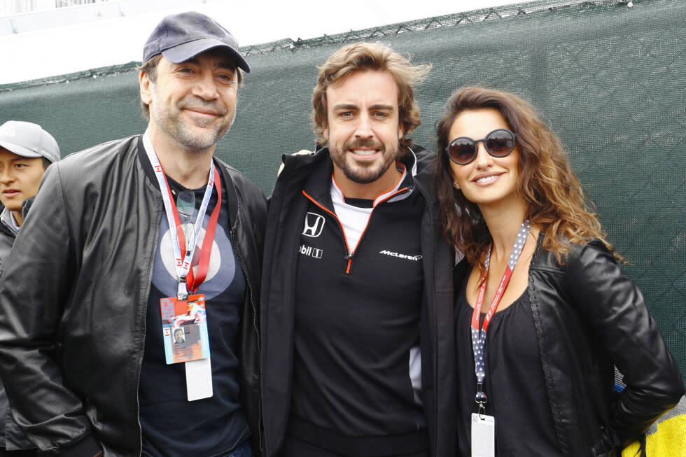 Foto zur News: Nicht nur Hamilton hat Freunde aus Hollywood: Javier Bardem und seine Ehefrau Penelope Cruz drücken natürlich für Fernando Alonso die Daumen.
