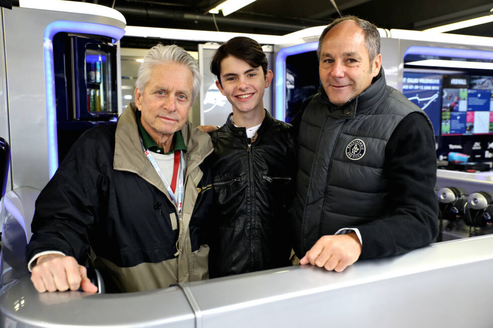 Foto zur News: Gerhard Berger kümmert sich intensiv um Michael Douglas, einen glühenden und bestens informierten Formel-1-Fan, und dessen Sohn. Was viele nicht wissen: Douglas ist schon einmal selbst Formel Ford gefahren.