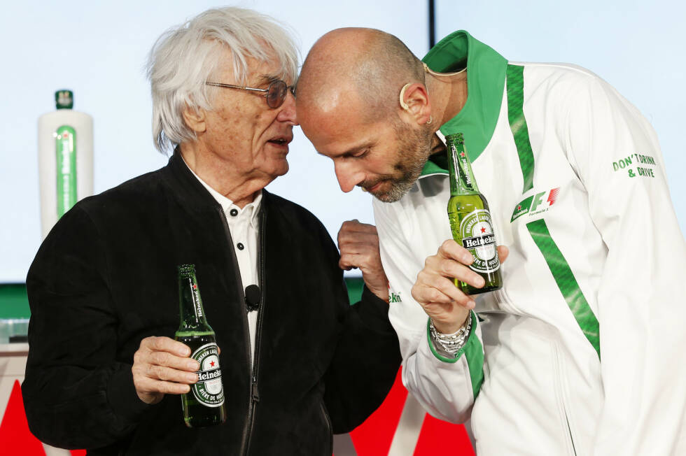 Foto zur News: Bernie Ecclestone wird zum Biertrinker und stößt mit Gianluca di Tondo von Heineken auf einen 220 Millionen Euro schweren Deal an. Erste NGOs, die sich mit Alkoholwerbung im Sport nicht so recht anfreunden können, laufen bereits Sturm. Übrigens: Eingefädelt hat den Vertrag Jackie Stewart.