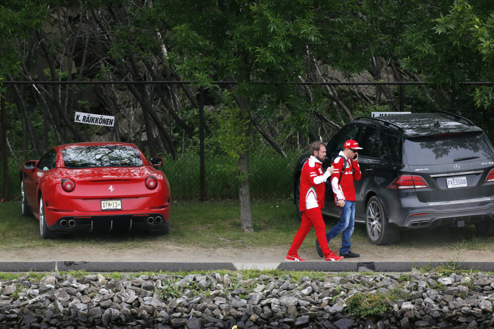 Foto zur News: Hamilton muss in Montreal mit dem spießigen Mercedes-GLE-SUV zur Strecke kommen. Da hat man es als Ferrari-Fahrer schon besser: Für Kimi Räikkönen steht wie überall auf der Welt ein sportlicher Flitzer zur Verfügung.