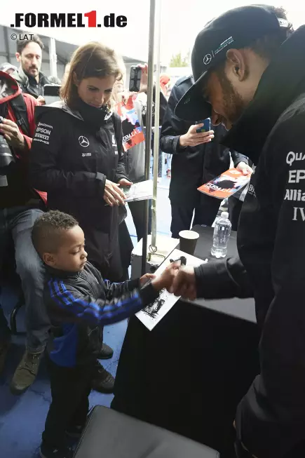 Foto zur News: Ist das der Lewis Hamilton von morgen? Zumindest optisch gibt&#039;s durchaus Ähnlichkeiten. Bei allem Party-Glamour: Für seine Fans nimmt sich der Mercedes-Millionenstar immer noch Zeit. Am liebsten für Kinder.