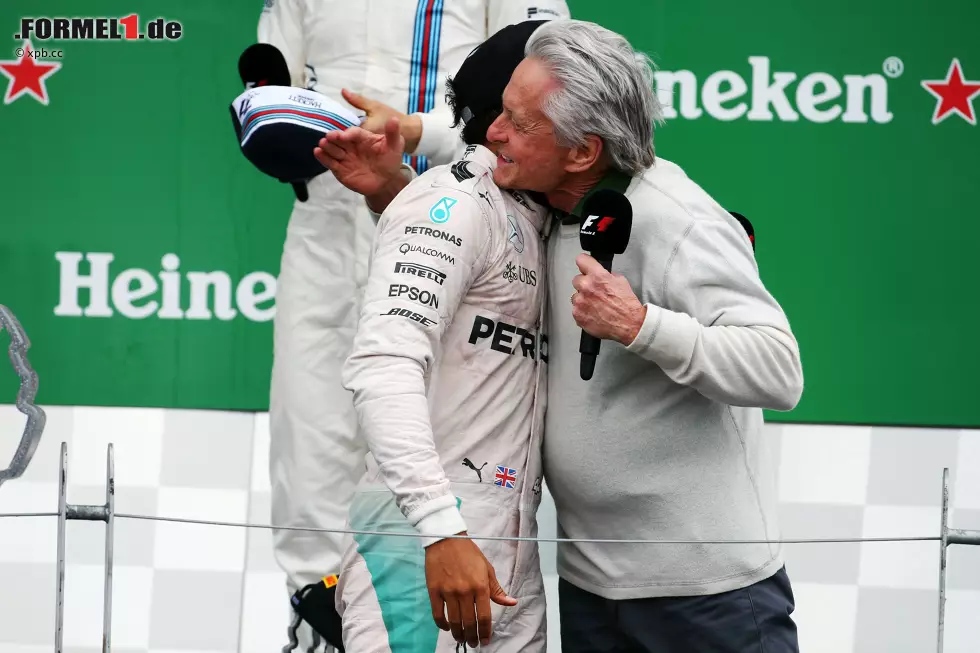 Foto zur News: &quot;Was war da in der ersten Kurve los?&quot;, stellt Hollywood-Star Michael Douglas auf dem Podium gleich mal eine kritische Frage. Hamilton weicht aus und bedankt sich bei den Fans in Montreal. Später erklärt er, sein Mercedes habe leider massiv untersteuert. Aha.