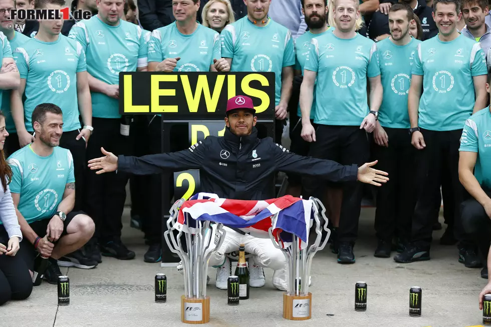 Foto zur News: Neun Punkte fehlen jetzt noch auf Nico Rosberg, die Wende in der Formel-1-WM 2016 ist eingeleitet. Hamilton weiß das - und feiert mit seiner neuen Boxencrew, die dieses Jahr schon viel Kritik ertragen musste.