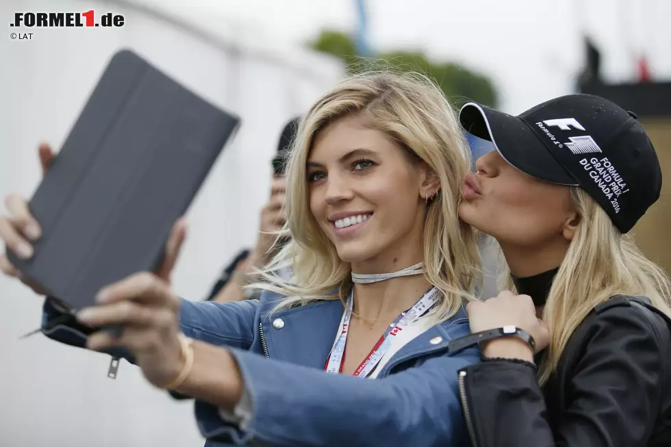 Das Selfie für Instagram gehört inzwischen dazu, auch bei den Promis: Hier im Bild das wunderschön anzusehende Victoria's-Secret-Models Devon Windsor mit der niederländischen Sängerin Anouk van Kleef. Foto zur News: Das Selfie für Instagram gehört inzwischen dazu, auch bei den Promis: Hier im Bild das wunderschön anzusehende Victoria's-Secret-Models Devon Windsor mit der niederländischen Sängerin Anouk van Kleef.