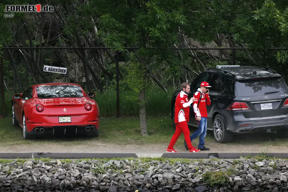 Hamilton muss in Montreal mit dem spießigen Mercedes-GLE-SUV zur Strecke kommen. Da hat man es als Ferrari-Fahrer schon besser: Für Kimi Räikkönen steht wie überall auf der Welt ein sportlicher Flitzer zur Verfügung. Foto zur News: Hamilton muss in Montreal mit dem spießigen Mercedes-GLE-SUV zur Strecke kommen. Da hat man es als Ferrari-Fahrer schon besser: Für Kimi Räikkönen steht wie überall auf der Welt ein sportlicher Flitzer zur Verfügung.