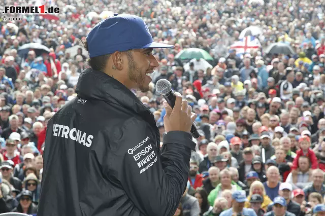 Aber das Silverstone-Wochenende 2016 gehört ihm: Lewis Hamilton. Zuerst Crowdsurfen in den Menschenmassen, dann lässt er sich auf der Showbühne noch einmal feiern. Gutes Omen: Immer wenn er Silverstone gewonnen hat, wurde er anschließend auch Weltmeister... Foto zur News: Aber das Silverstone-Wochenende 2016 gehört ihm: Lewis Hamilton. Zuerst Crowdsurfen in den Menschenmassen, dann lässt er sich auf der Showbühne noch einmal feiern. Gutes Omen: Immer wenn er Silverstone gewonnen hat, wurde er anschließend auch Weltmeister...
