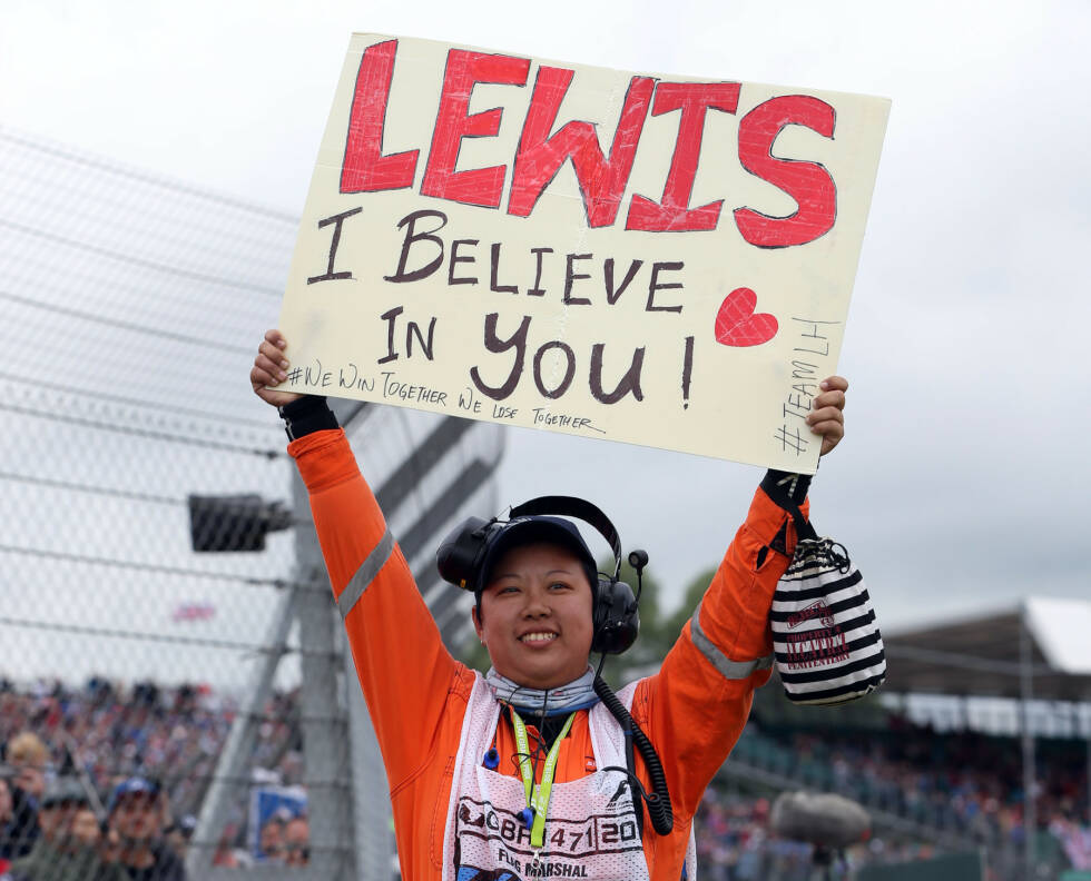 Foto zur News: Die britischen Zuschauer sind Lewis-Hamilton-Fans durch und durch, das geht bis hin zu den Streckenposten. &quot;Lewis, ich glaube an dich!&quot;, hält dieser weibliche Marshall in die Luft, ...
