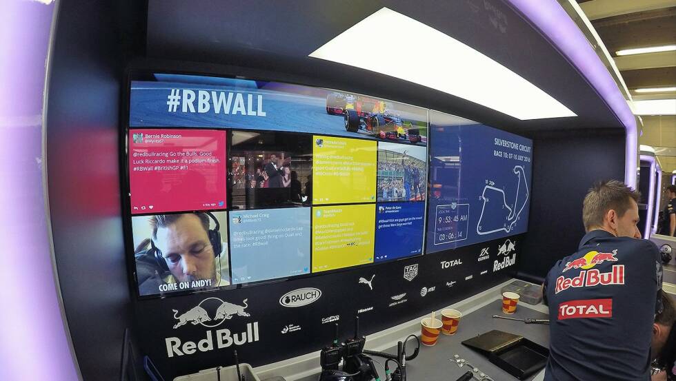 Foto zur News: Neue Innovation des Red-Bull-Teams, um die Fans noch näher an die Formel 1 heranzubringen (zumindest virtuell): Wer unter dem Hashtag #RBWall twittert, dessen Messages werden direkt in der Box eingeblendet. Das kann für Mechaniker und Fahrer äußerst motivierend sein.