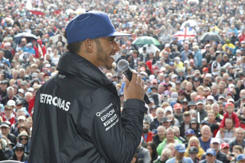 Foto zur News: Aber das Silverstone-Wochenende 2016 gehört ihm: Lewis Hamilton. Zuerst Crowdsurfen in den Menschenmassen, dann lässt er sich auf der Showbühne noch einmal feiern. Gutes Omen: Immer wenn er Silverstone gewonnen hat, wurde er anschließend auch Weltmeister...