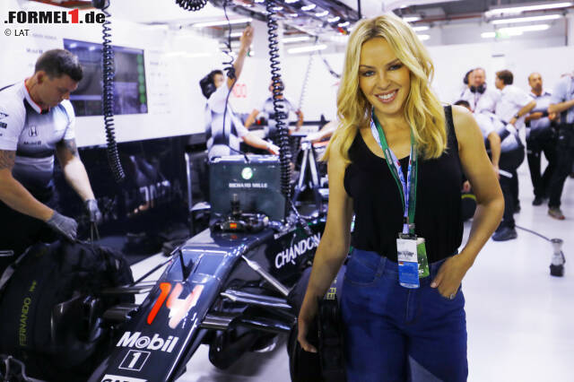 Foto zur News: Neben Monaco ist Singapur inzwischen der glamouröseste Grand Prix des Jahres. Im Rahmenprogramm tritt diesmal neben der Kultband Queen auch die Popsängerin Kylie Minogue auf. Die kennt sich in der Formel 1 aus. Ihre jüngere Schwester Dannii war nämlich früher mit Jacques Villeneuve liiert.