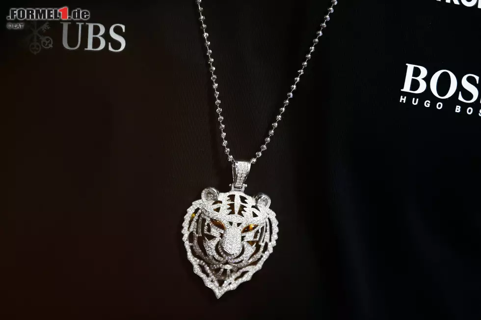 Modebewusst, so kennen wir Lewis Hamilton. Neuerdings mit Tiger-Halskette. Vielleicht inspiriert von dem Tiger, den er in Mexiko besucht und auf Instagram gepostet hat? "Ich mag Gefahr", sagt er. Und: "Ich kenne Nicole, seit sie ein Baby ist." Schließlich hat er sie auch getauft. Nur Zufall, dass sie genau wie seine Ex-Freundin heißt? Foto zur News: Modebewusst, so kennen wir Lewis Hamilton. Neuerdings mit Tiger-Halskette. Vielleicht inspiriert von dem Tiger, den er in Mexiko besucht und auf Instagram gepostet hat? "Ich mag Gefahr", sagt er. Und: "Ich kenne Nicole, seit sie ein Baby ist." Schließlich hat er sie auch getauft. Nur Zufall, dass sie genau wie seine Ex-Freundin heißt?